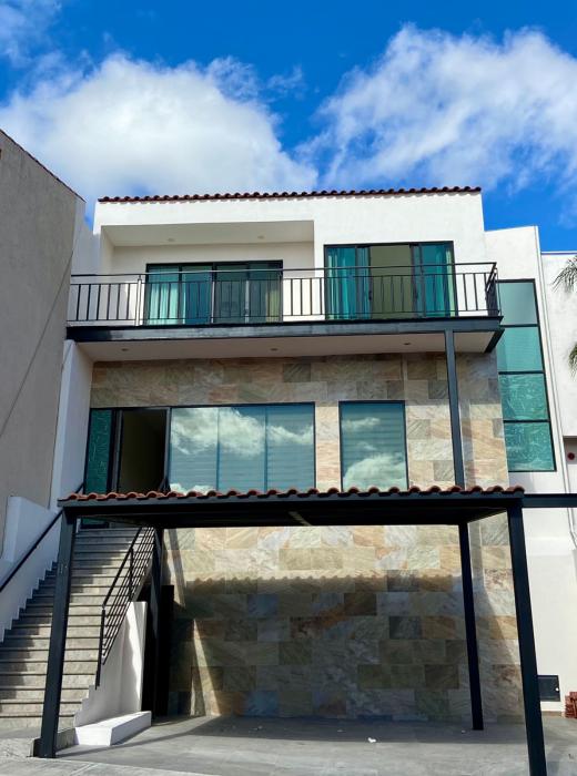 Casa en Venta con Hermosas Vistas de la Ciudad dentro del Fraccionamiento Porta Fontana